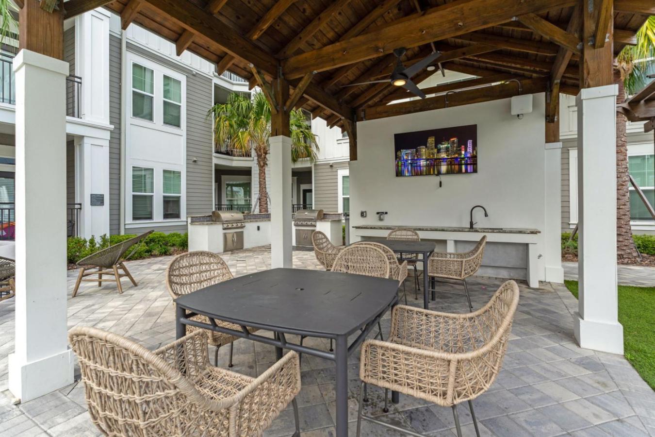Sunny 2-Bed Oasis Pool And Gym In Apollo Beach Esterno foto
